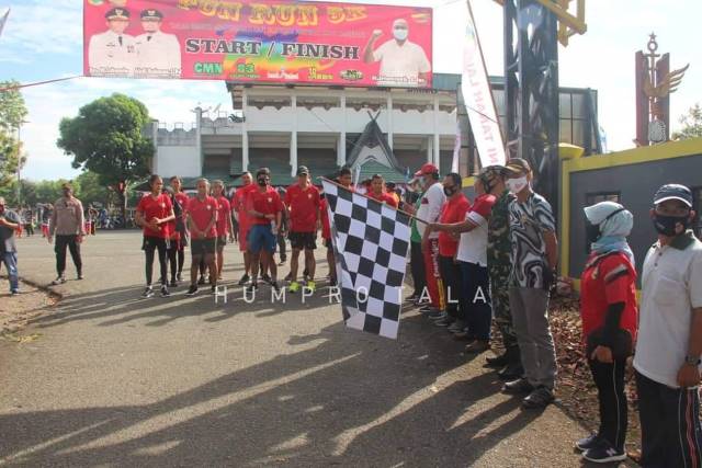 FUN RUN: Asisten I Pemkab Tala Bambang Kusudarisman saat melepas peserta Fun Run.