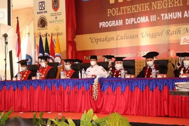 HADIR: Gubernur Kalsel Sahbirin Noor menghadiri wisuda Politala  IX.