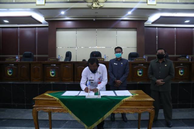 PENANDATANGANAN: Bupati Tala Sukamta menandatangani persetujuan Raperda APBD Perubahan.