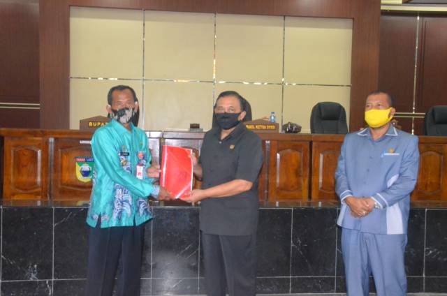 PENYAMPAIAN: Bupati Tala Sukamta menyampaikan tiga Raperd kepada Pimpinan DPRD.