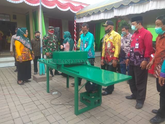 PELEMEK: Bupati Tala Sukamta melihat uji coba mesin pelemek purun bagi perajin anyaman. | Foto: Ardian Hariyansyah/Radar Banjarmasin