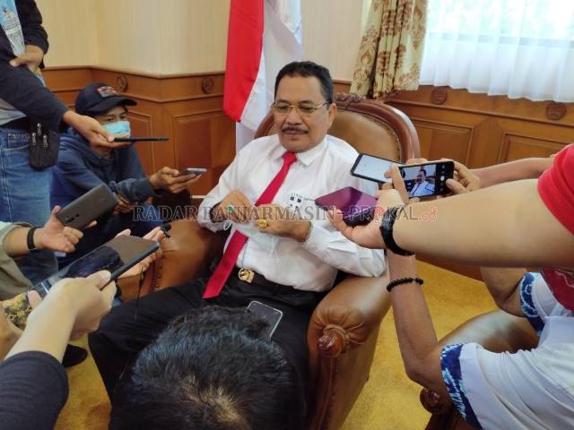 LEGISLATOR: Ketua DPRD Kalsel, Supian HK dikelilingi wartawan saat memberikan keterangan pers di gedung dewan. | FOTO: ENDANG SYARIFUDDIN/RADAR BANJARMASIN