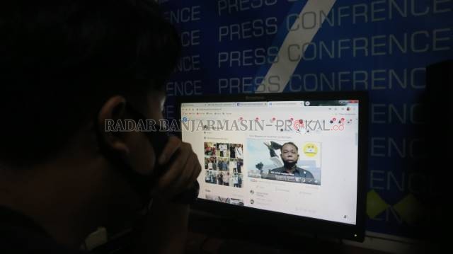PERANG UDARA: Kampanye di medsos menjadi pilihan di masa pagebluk. Tapi jumlah akun resmi paslon yang didaftarkan ke KPU HST satang minim. | Foto: Jamal/Radar Banjarmasin
