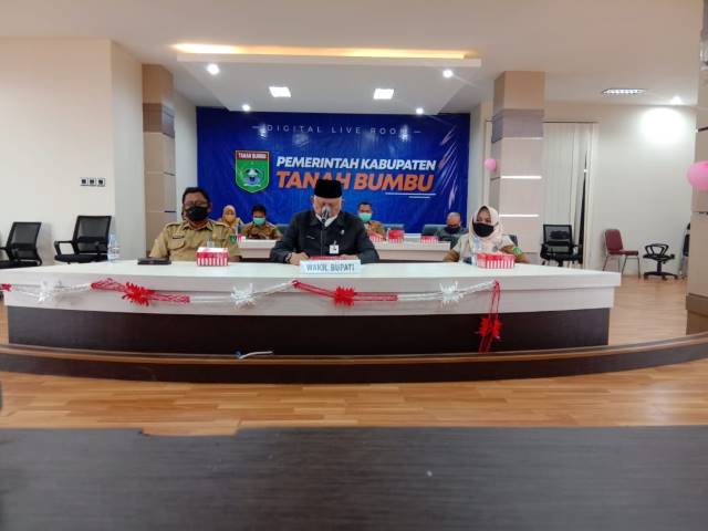 RAPAT PARIPURNA: Wabup Tanbu H Ready Kambo mengikuti rapat paripurna pembahasan nota kesepakatan Kebijakan Umum Anggaran Prioritas Plafon Anggaran Sementara (KUA-PPAS) APBD Tahun Anggaran 2021 secara virtual, Senin (28/9). (Foto Diskominfo Tanbu For Radar