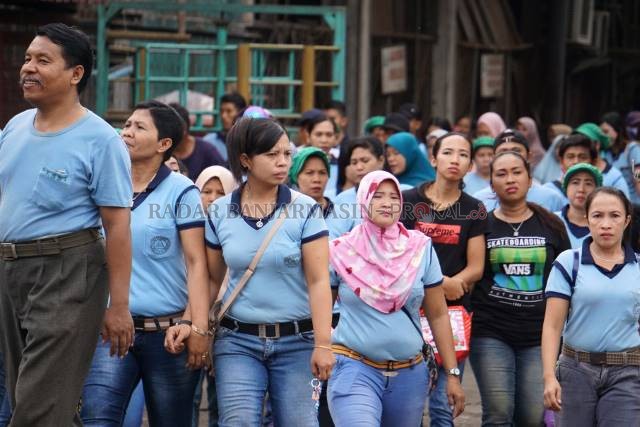 BURUH BANUA: Potret buruh salah satu perusahaan di Banjarmasin yang diambil sebelum pandemi. Buruh diserukan mogok kerja untuk menolak Omnibus Law. | FOTO: WAHYU RAMADHAN/RADAR BANJARMASIN