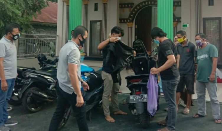 CARI BUKTI: Anggota Satres Narkoba Polres HSU saat menggeledah kendaraan para tersangka sabu. | Foto: Polres HSU untuk Radar Banjarmasin