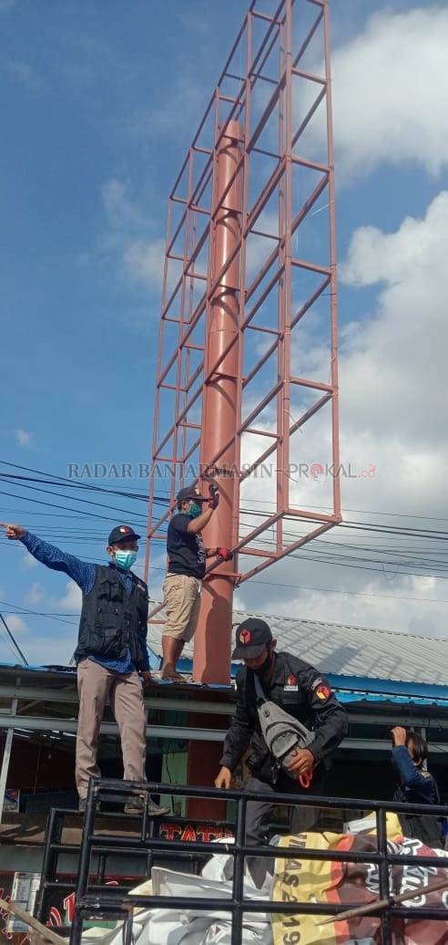 BERAKSI: Panwascam Bawaslu Kotabaru gencar menurunkan alat peraga di tiap kecamatan di daerah ini. | FOTO: ZALYAN S ABDI/RADAR BANJARMASIN
