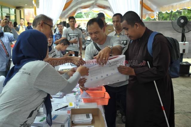 HAK SUARA: Simulasi pencoblosan di depan Stadion 17 Mei, menjelang Pemilu 2019 lalu. Tampak pemilih dari kalangan disabilitas juga ingin menggunakan hak suaranya. | FOTO: DOKUMEN RADAR BANJARMASIN