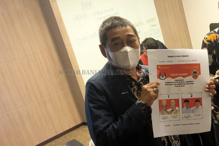 SIAP CETAK: Anggota KPU Kalsel memperlihatkan replika surat suara kandidat di Pemilihan Gubernur  Kalsel 2020. Kedua kandidat memakai  atribut yang berbeda. | FOTO: M OSCAR FRABY/RADAR BANJARMASIN