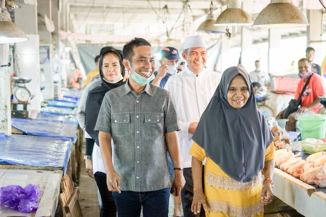 Calon Bupati Tanbu Syafruddin H Maming (SHM) mengunjungi Pasar Ikan Pagatan, Kusan Hilir, Minggu (4/10). | Foto: Istimewa For Radar Banjarmasin