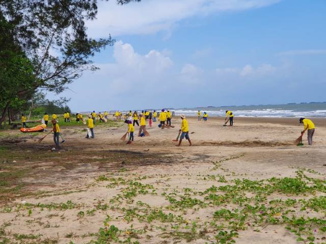 SAPTA PESONA: Dinas Pariwisata Kalsel menggelar aksi sapta pesona di destinasi wisata yang ada di 13 kabupaten kota di Kalsel, yang puncaknya digelar di kawasan Pantai Angsana Kabupaten Tanbu, Senin (28/9) sore. (Foto Diskominfo Tanbu For Radar Banjarmasi