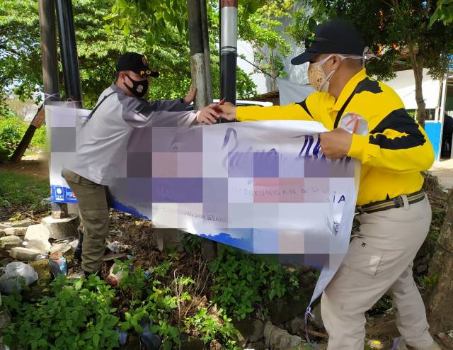 DITERTIBKAN: Beberapa alat peraga kampanye milik Paslon yang dipasang di titik-titik terlarang diturunkan oleh Tim Penertiban APK. Total ada ratusan APK yang diturunkan dan disita petugas. | Foto: Bawaslu Banjarbaru for Radar Banjarmasin