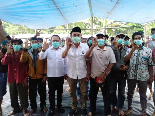 FOTO BERSAMA : H M Zairullah Azhar (tengah) foto bersama pendukungnya di salah satu desa di Kecamatan Mantewe.