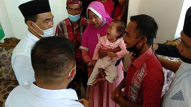 MENDOAKAN : H M Zairullah Azhar mendoakan anak yang sudah sakit sejak kecil dan siap membantu pengobatan.