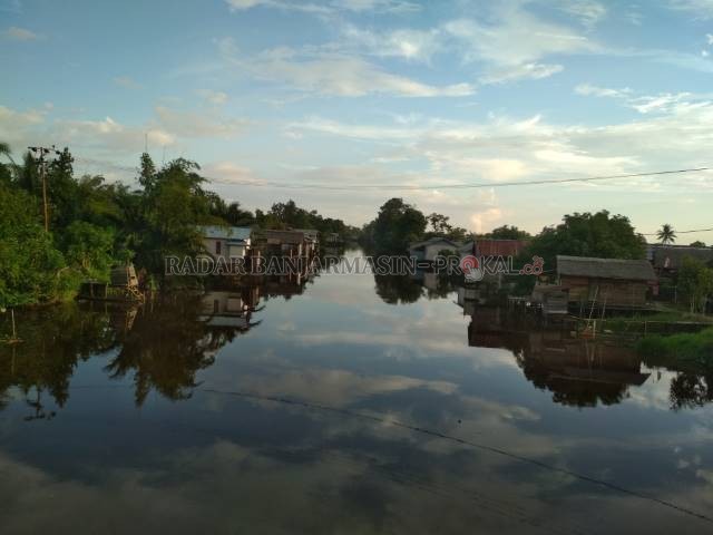 RAWAN: Perkampungan di bantaran di Sungai Tabuk, Kabupaten Banjar. Curah hujan yang diprediksi tinggi membuat permukiman tepi sungai rawan banjir. | FOTO: RANDU ALAMSYAH/RADAR BANJARMASIN