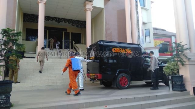 DISINFEKSI: Gedung wakil rakyat ditutup sementara setelah tiga orang anggota DPRD Banjarbaru dan lima staf DPRD terkonfirmasi positif Covid-19, Senin (5/10) pagi petugas melakukan penyemprotan desinfektan di Gedung DPRD Banjarbaru. | FOTO: MUHAMMAD RIFANI
