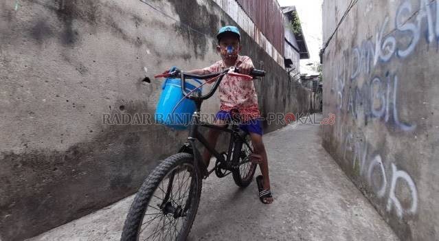 SIAP BERDAGANG: Mengayuh sepeda, M Noor berkeliling ke sejumlah kawasan. Uang hasil jualan es mambo ditabung untuk membeli gawai. | FOTO: WAHYU RAMADHAN/RADAR BANJARMASIN