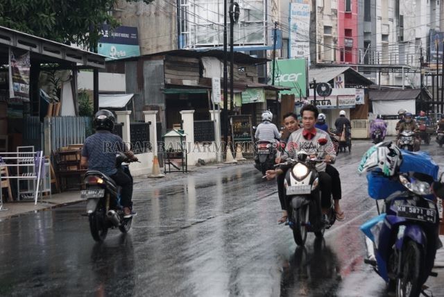 JADI SASARAN: Warga yang abai terkait penerapan disiplin protokol kesehatan. Demi mengoptimalkan penegakan Perwali Nomor 68, Satpol PP bakal melakukan pengawasan yang lebih intensif dari kecamatan satu ke kecamatan lainnya. FOTO: WAHYU RAMADHAN/RADAR BANJ