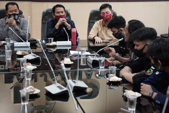 CARI SOLUSI KONKRET: Massa aksi unjuk rasa melakukan mediasi di DPRD Kota Banjarmasin. Selama ini anak  maupun musisi jalanan kerap menjadi sasaran penindakan. Tanpa adanya solusi yang lebih baik setelahnya. | FOTO: WAHYU RAMADHAN/RADAR BANJARMASIN