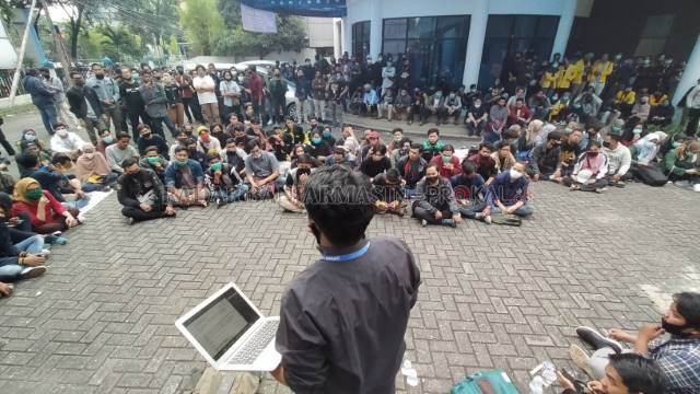KONSOLIDASI TERBUKA: BEM se-Kalsel melakukan konsolidasi di halaman Gedung Pemuda KNPI, kemarin sore. | FOTO: ENDANG SYARIFUDDIN/RADAR BANJARMASIN
