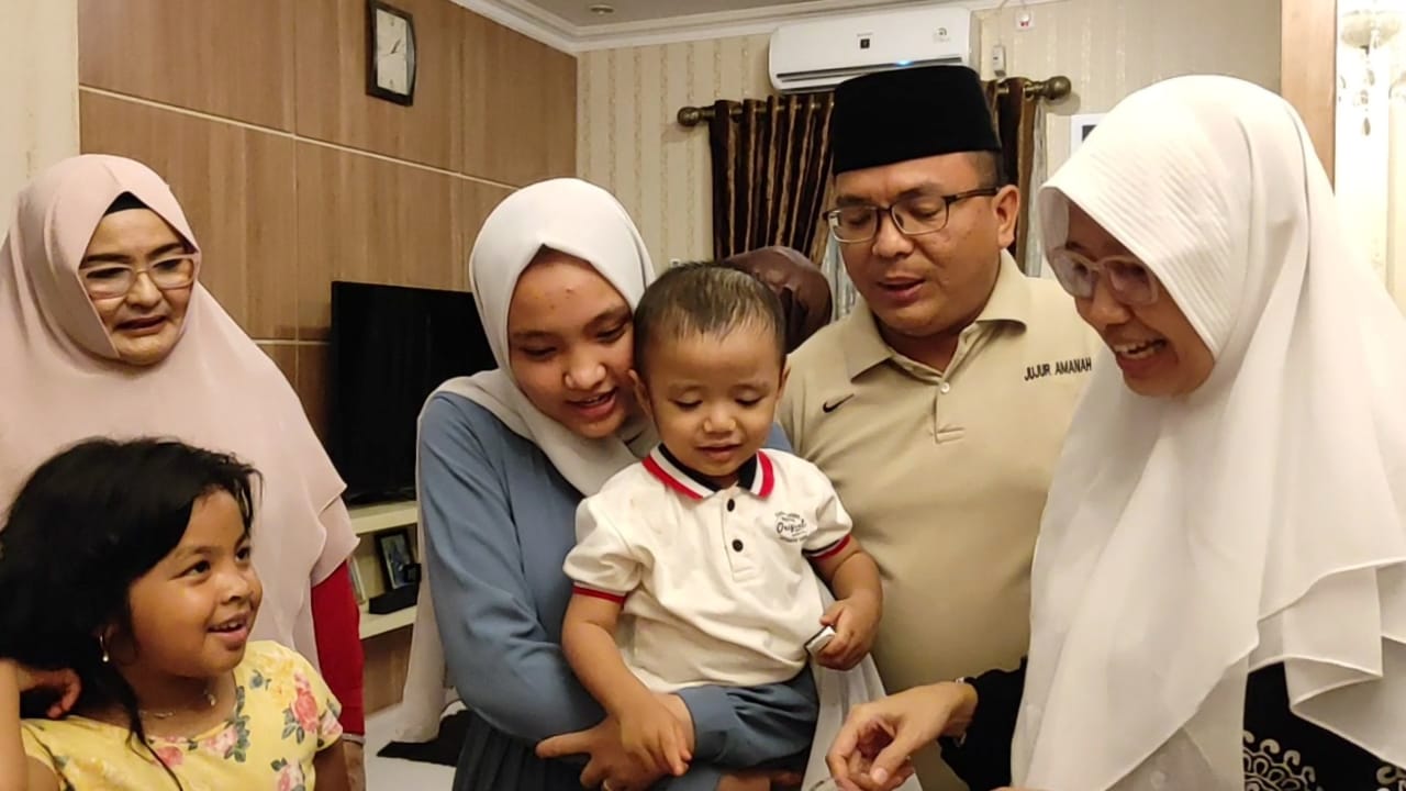 HARMONIS: Haji Denny bersama dan keluarga tercinta saat ulang tahun istri tercintanya, Hj Ida Rosyidah, Rabu (7/10) kemarin.