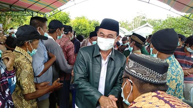 MENYALAMI : H M Zairullah Azhar menyalami pendukungnya.