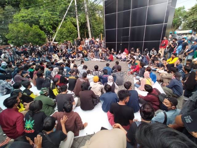 SUDAH KOMPAK: Sebelum turun aksi penolakan terhadap UU Omnibus Law yang disahkan DPR RI, BEM se-Kalsel melakukan rapat konsolidasi di halaman Gedung Pemuda KNPI, Selasa (7/10). | FOTO: ENDANG SYARIFUDDIN/RADAR BANJARMASIN