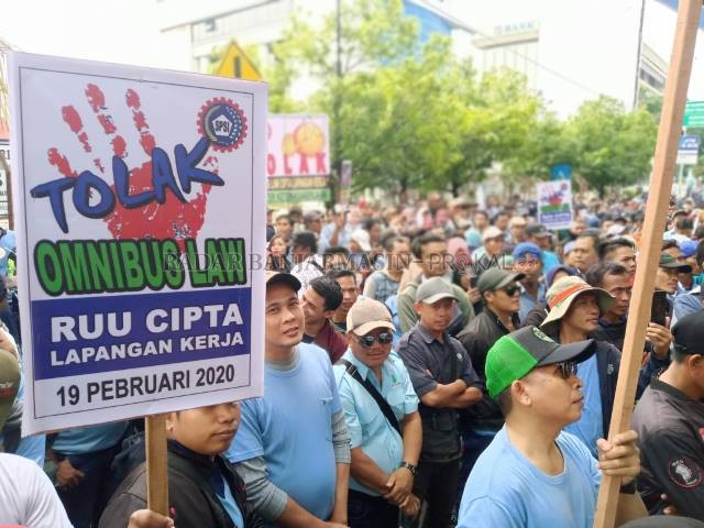 SUDAH MENOLAK: Buruh di Kalsel saat unjuk rasa di DPRD Kalsel, beberapa waktu lalu. | FOTO: ENDANG SYARIFUDDIN/RADAR BANJARMASIN