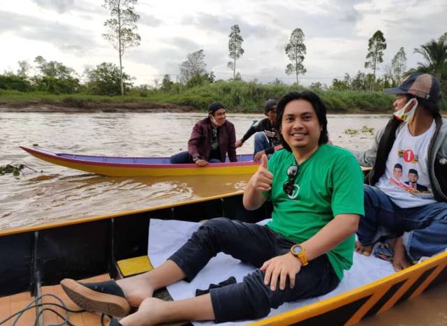 MARDANI: Mardani H Maming naik kelotok saat mengunjungi Deda Satiung Kecamatan Kusan Hilir.