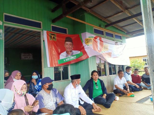KAMPANYE: Calon Bupati Tanbu Syafruddin H Maming didampingi Mardani H Maming melakukan kampanye dialogis di Desa Selaselilau Kecamatan Kusan Hilir.