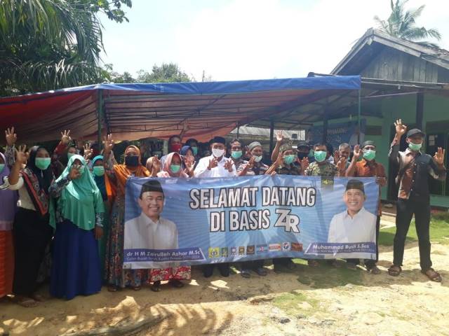 FOTO BERSAMA : Cawabup Tanbu Muhammad Rusli foto bersama pendukung di basis ZR.