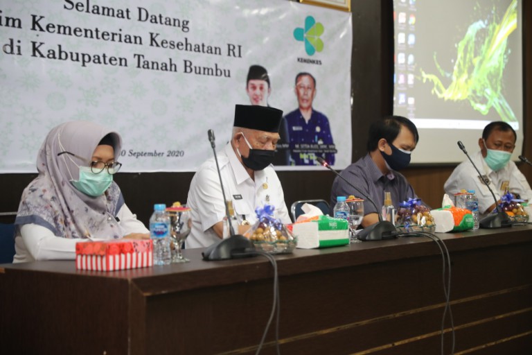 TIM KEMENKES: Wabup Tanbu H Ready (dua dari kiri) menerima kunjungan tim Kementerian Kesehatan.