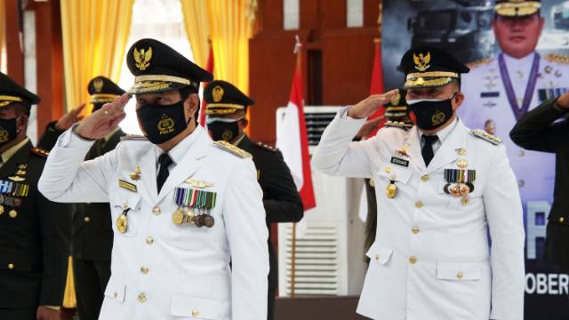 Penjabat Sementara (Pjs) Wali Kota Banjarbaru Bernhard E Rondonuw saat mengikuti Upacara Peringatan HUT Ke-75 Tentara Nasional Indonesia secara virtual di Gedung Mahligai Pancasila Banjarmasin, Senin (5/10) tadi.  | FOTO: HUMAS DAN PROTOKOL PEMKO BANJARBA