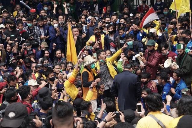 DEMO: Mahasiswa ketika berdialog dengan Ketua DPRD Kalsel dan Plt  Gubernur Kalsel. Tanpa serikat buruh,  aksi penolakan UU Omnibus Law tetap  digelar di Banjarmasin. | Foto: WAHYU RAMADHAN/RADAR BANJARMASIN