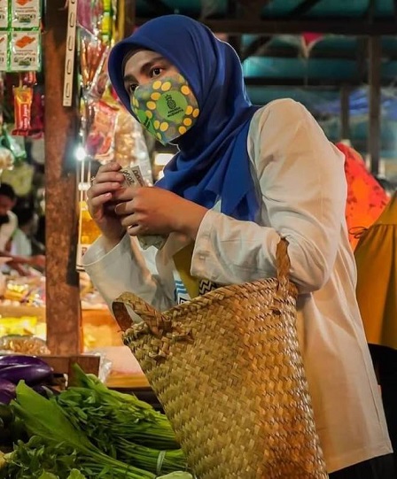 EMPATI: Ananda saat belanja di salah satu pasar di Banjarmasin. | Foto: Facebook/Ananda Mushaffa Gasan Banjarmasin