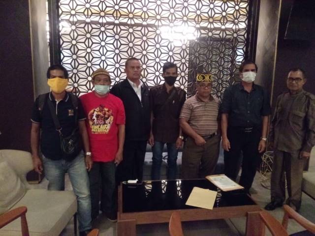 SATU SUARA: Jajaran Dewan Adat Dayak (DAD) Kalsel dan perwakilan Kademangan Adat Dayak menyatakan sikap di Banjarmasin, Kamis (8/10), terkait persoalan sidang adat yang terjadi di Kabupaten Tanbu.