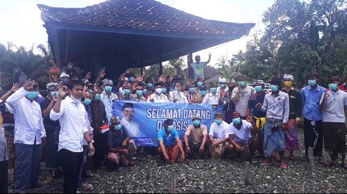CAWABUP : Cawabup Tanbu Muhammad Rusli foto bersama dengan tokoh hindu di Desa Maju Sejahtera Kecamatan Karang Bintang. |  Foto : Istimewa