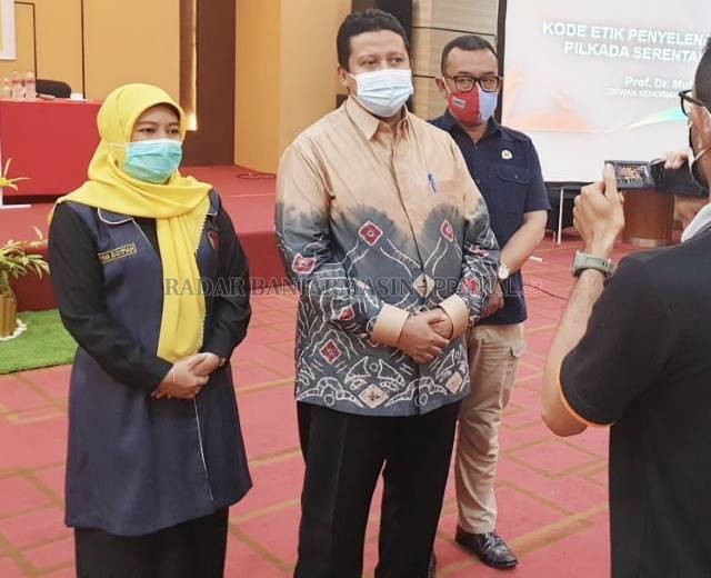 Ketua Bawaslu Kalsel, Erna Kaspiyah (kiri)