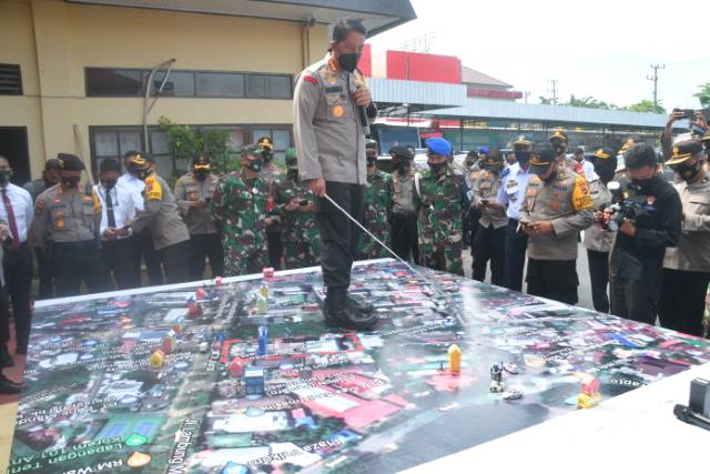 HALAU MAHASISWA: Kapolresta Banjarmasin Kombes Pol Rachmat Hendrawan memimpin penyusunan taktik menghalau unjuk rasa mahasiswa dan pengamanan pilkada, kemarin (12/10). | FOTO: DISKOMINFOTIK FOR RADAR BANJARMASIN