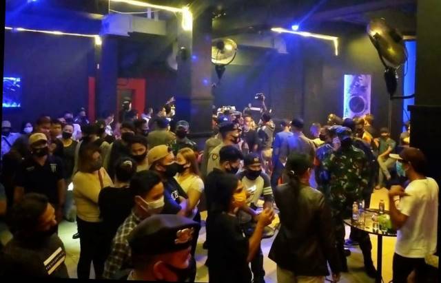 SAAT SIDAK: Pemko Banjarbaru bersama unsur TNI-Polri menggelar sidak pelanggaran protokol kesehatan di salah satu THM di Trikora Banjarbaru beberapa waktu lalu. | Foto: Polres Banjarbaru for Radar Banjarmasin