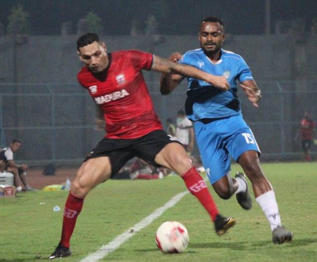 BERBURU LAGI: Kedatangan dua penyerang baru dinilai masih belum cukup menambah lini serang Martapura FC saat ini.