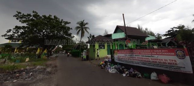 SAMPAH MELUBER KE JALAN: TPS Surgi Mufti ini berada di Jalan Malkon Temon. Ironisnya bertetangga dengan makam Pangeran Antasari, pahlawan nasional. | FOTO: WAHYU RAMADHAN/RADAR BANJARMASIN