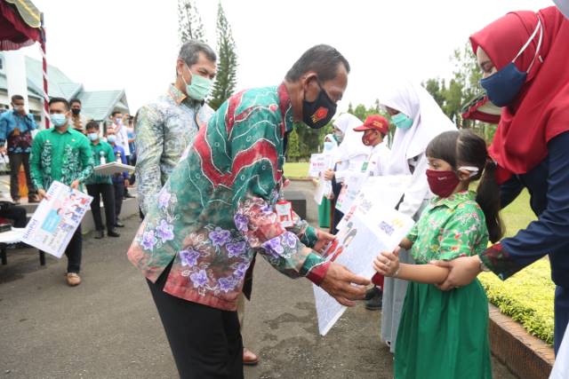 SIMBOLIS: Bupati Tala Sukamta secara simbolis menyerahkan rekening simpanan pelajar dengan program Genta Sambung Rasa