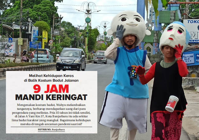 PANAS, MAS: Wahyu (kanan) dan Triyono (kiri) di tempat mereka mencari rezeki di Jalan A Yani Km 37, Banjarbaru, kemarin. | FOTO: SUTRISNO/RADAR BANJARMASIN