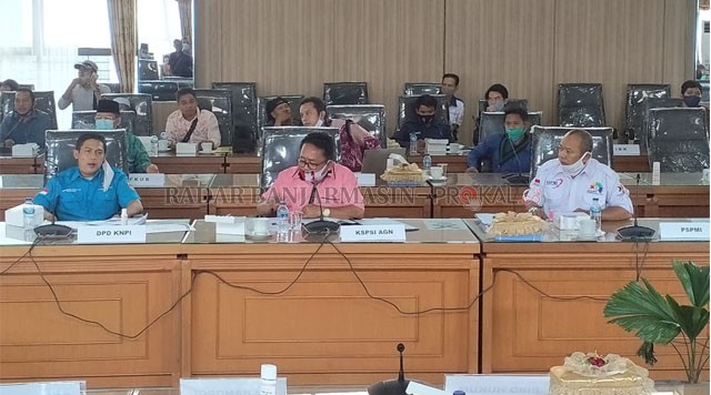 DENGAR PENDAPAT: Rapat ini digelar DPRD Kalsel untuk menyerap aspirasi terkait UU Omnibus Law. Mahasiswa sudah diundang, tapi memilih tak hadir. | FOTO: ENDANG/RADAR BANJARMASIN