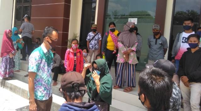 KAWAL SIDANG: Jaksa Penuntut Umum (JPU) Prihanida Dwi Saputra (baju sasirangan) bertemu dengan Sainah (jilbab hijau), ibu korban almarhum Latifah (31) yang datang bersama keluarga di PN Barabai Kelas II. | FOTO: ISTIMEWA