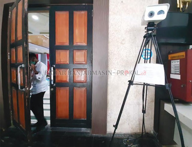 CANGGIH TAPI NGANGGUR: Thermal scanner yang dipasang di kantor Wali Kota Banjarmasin, Jalan RE Martadinata. | FOTO: WAHYU RAMDHAN/RADAR BANJARMASIN