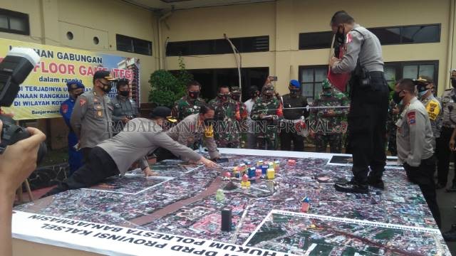 SUSUN TAKTIK: Kapolresta Banjarmasin menyiapkan taktik pengamanan unjuk rasa, kemarin. | Foto: Maulana/Radar Banjarmasin