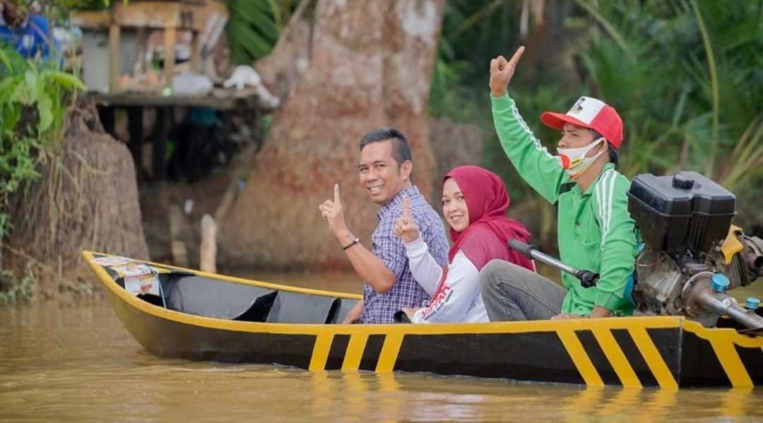 NAIK KELOTOK : Calon Bupati Tanbu Syafruddin H Maming naik kelotok menuju Desa Pulau Burung Kecamatan Simpang Empat.