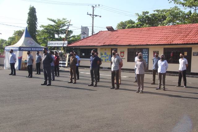 SIAP SIAGA: Kapolres Batola AKBP Lalu Moh Syahir Arif memimpin langsung apel siap siaga dalam rangka antisipasi unjuk rasa penolakan Undang-Undang Cipta Kerja, Selasa (13/10). | Foto: Humas Polres Batola for Radar Banjarmasin.